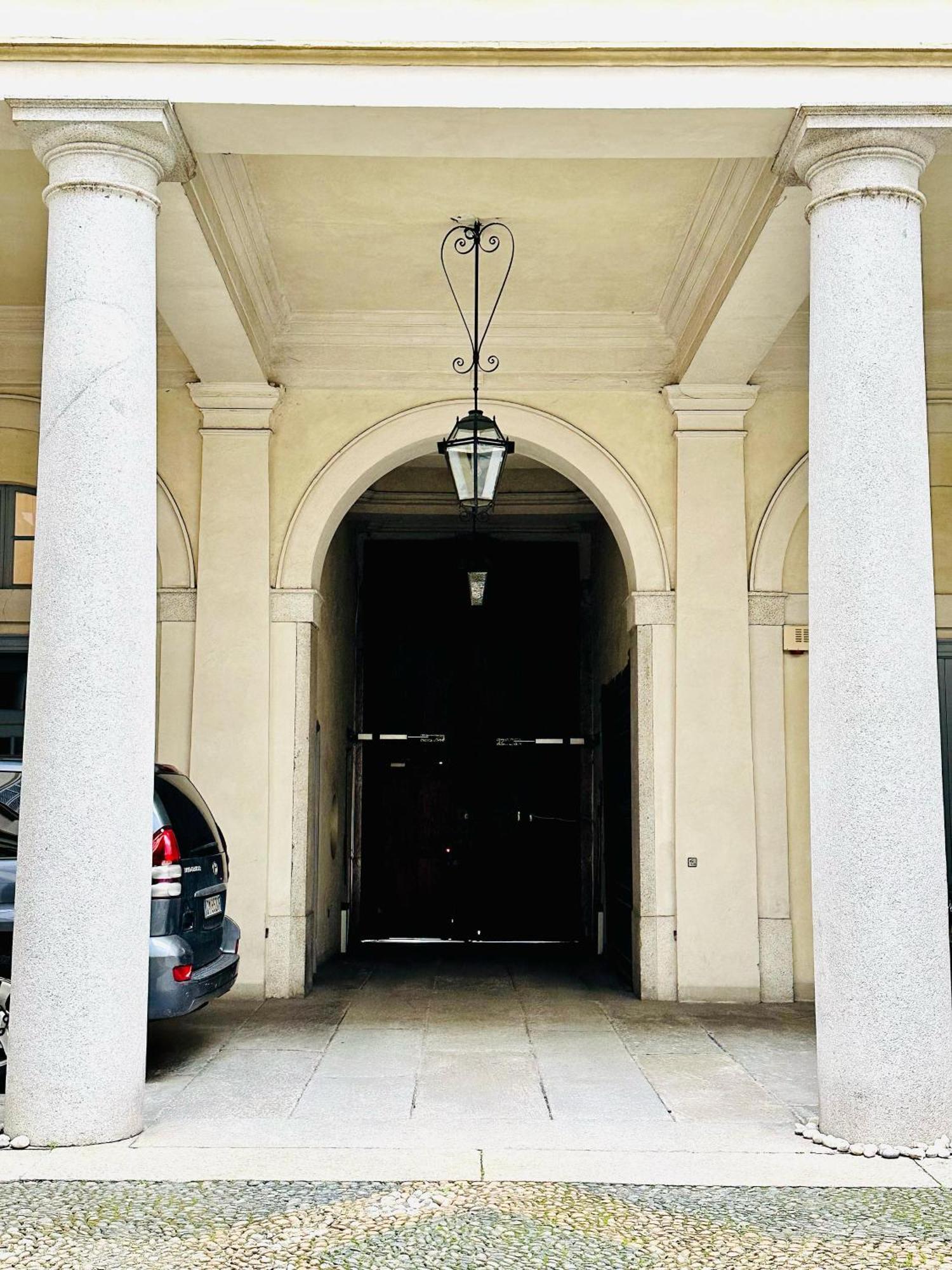 Nerino House, Elegante E Tranquillo Appartamento A 5 Minuti Dal Duomo Milan Bagian luar foto